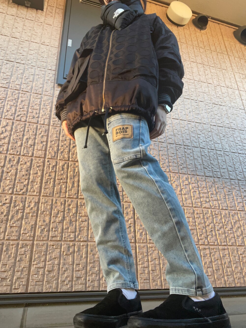 「カジュアルコーデ、おしゃれさんと繋がりたい、FRAPBOIS、ドットジャケット、ケミカルパンツ、VANS、スリッポン、ドット友好会、2トーンコーディネート」｜「THE NORTH FACEのTHENORTHFACE/ノースフェイス マフラー NUPTSE MUFFLER NN72003（マフラー、ブラック系）」を使った、mikiさん（レディース・160cm）の冬コーディネートの1枚目の写真