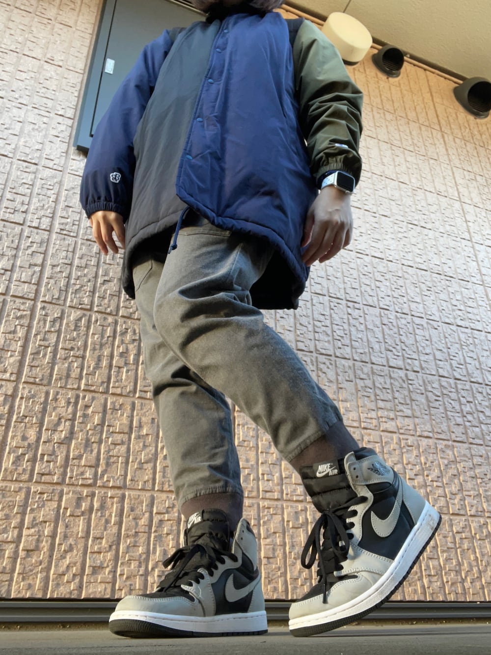 「NIKE、バイカラー、別注、冬コーデ、スニーカーコーデ、コーチジャケット、Champion、BEAMS BOY、AIR JORDAN、aj1、メルシーボークー、(mercibeaucoup,)、おしゃれさんと繋がりたい、SNKRS、スニーカー好きと繋がりたい、うしろまえデニム」｜「BEAMS BOYのChampion × BEAMS BOY / 別注 コーチ ジャケット（その他アウター、ブルー系）」を使った、mikiさん（レディース・160cm）の秋コーディネートの1枚目の写真