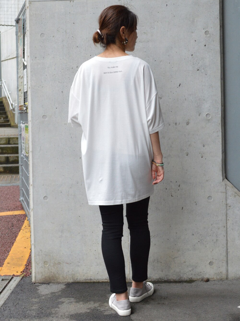 ホワイト系のTシャツ/カットソー、ブラック系のパンツを着用したレディースの夏コーディネートの1枚目の写真