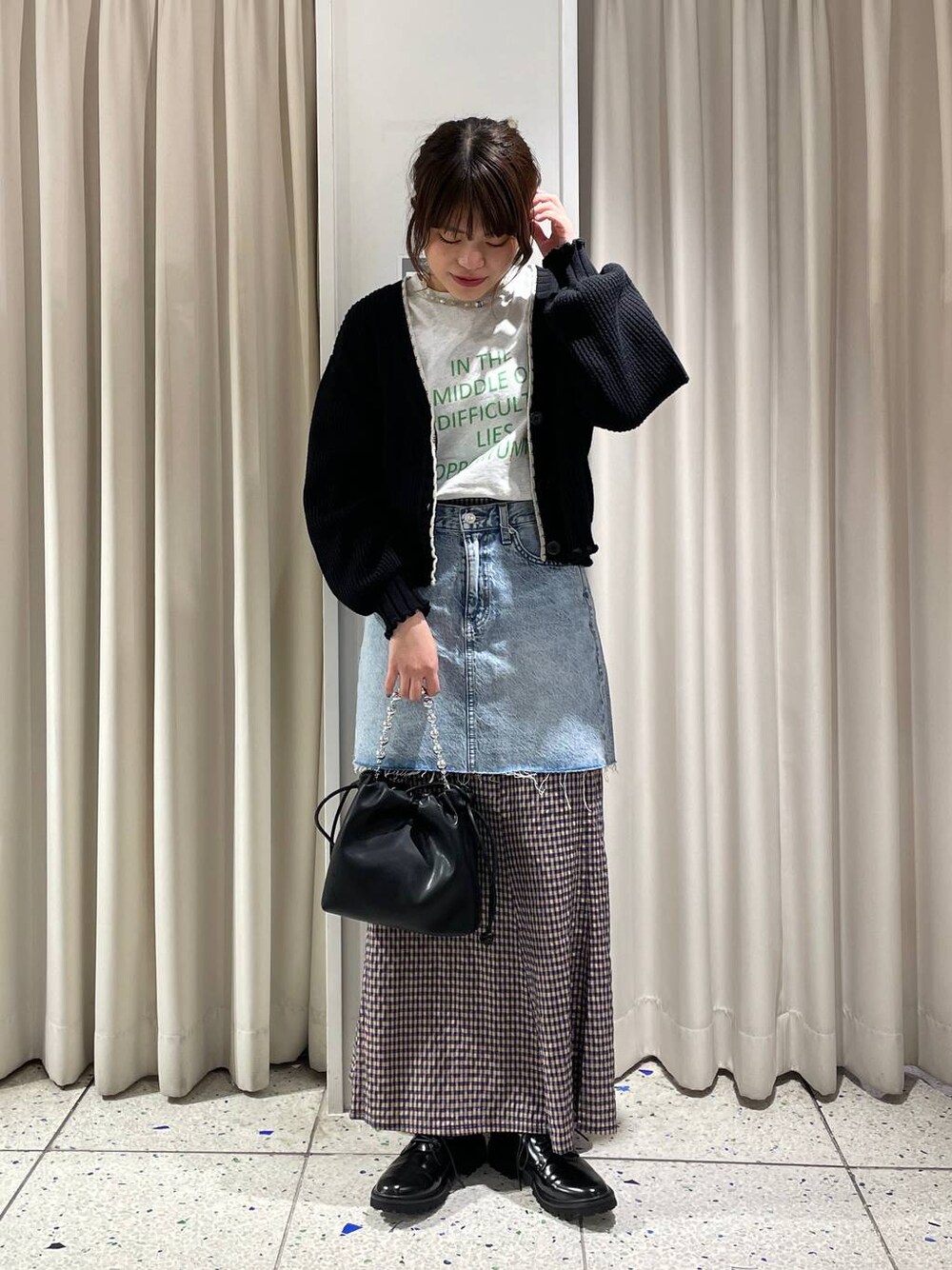 ブラック系のモカシン/デッキシューズ、ブラック系のカーディガン/ボレロ、ブラック系のショルダーバッグを着用したレディースの春コーディネートの1枚目の写真