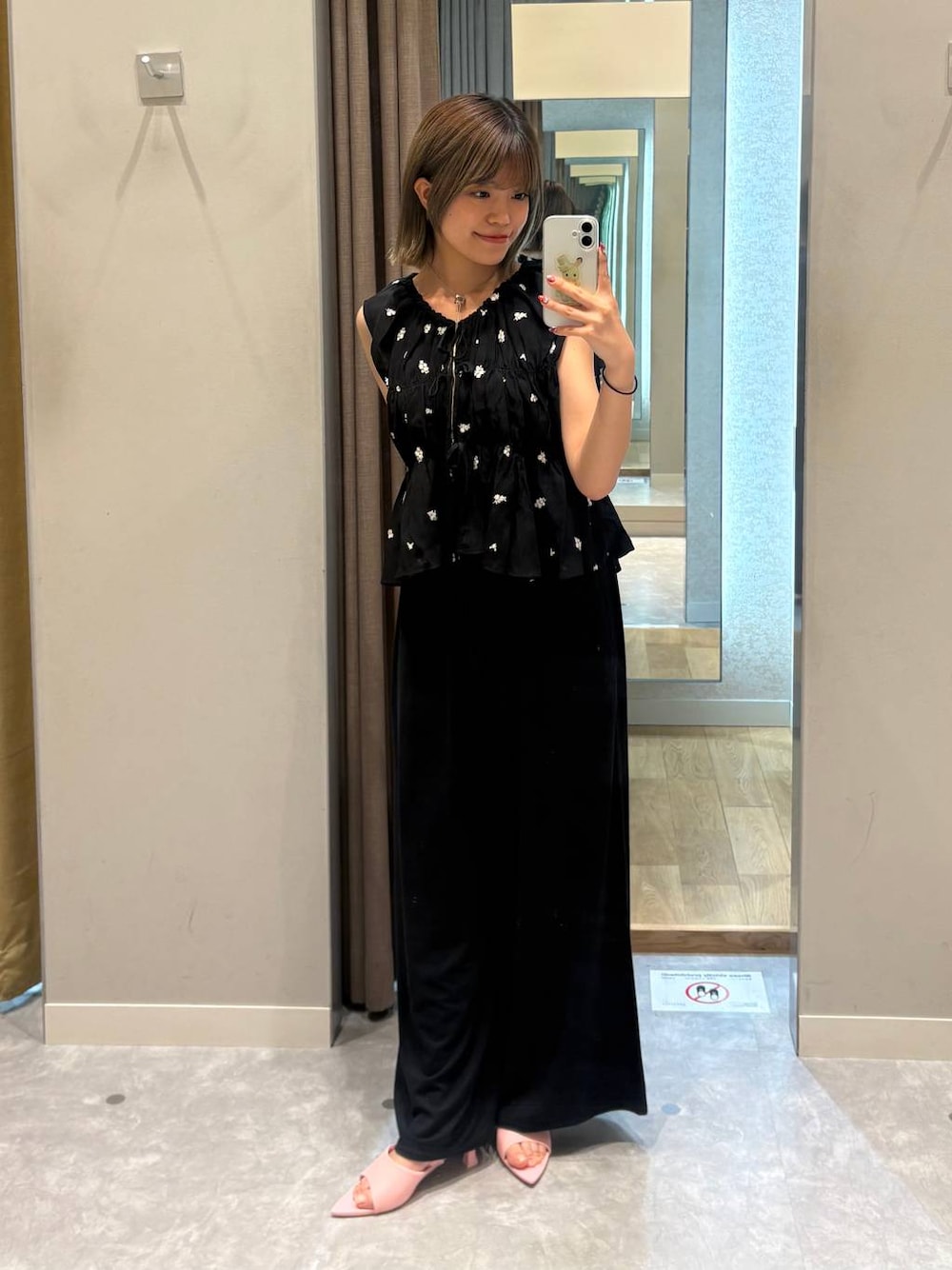 ブラック系のその他パンツ、ピンク系のサンダル、ブラック系のシャツ/ブラウスを着用したレディースの夏コーディネートの1枚目の写真