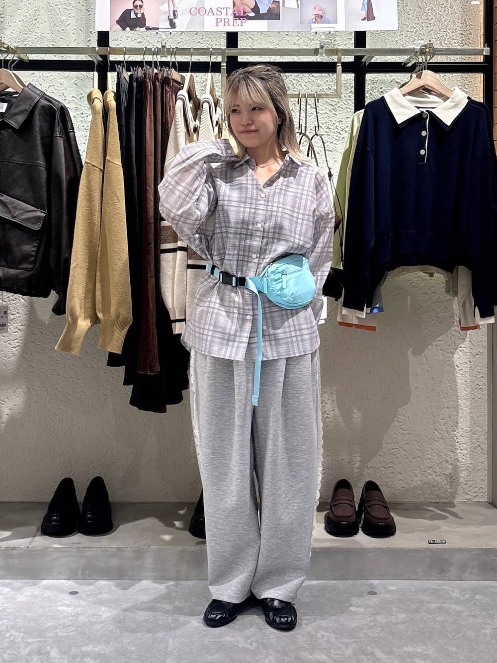 グレー系のスウェットパンツ、その他のシャツ/ブラウス、ブルー系のボディバッグ/ウエストポーチを着用したレディースの春コーディネートの1枚目の写真