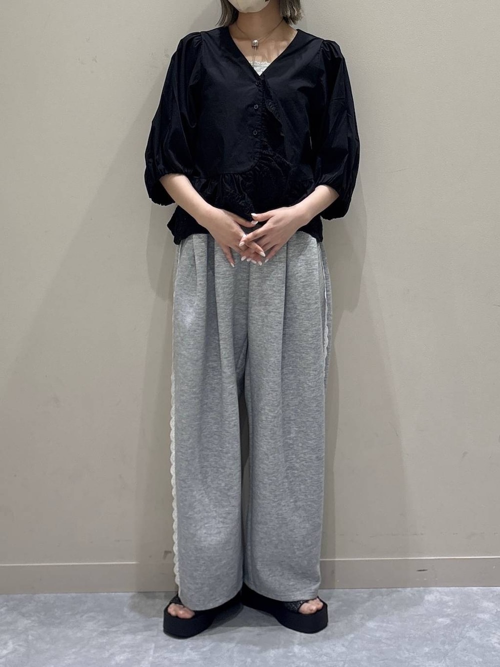 グレー系のスウェットパンツ、ブラック系のサンダル、グレー系のキャミソールを着用したレディースの春コーディネートの1枚目の写真