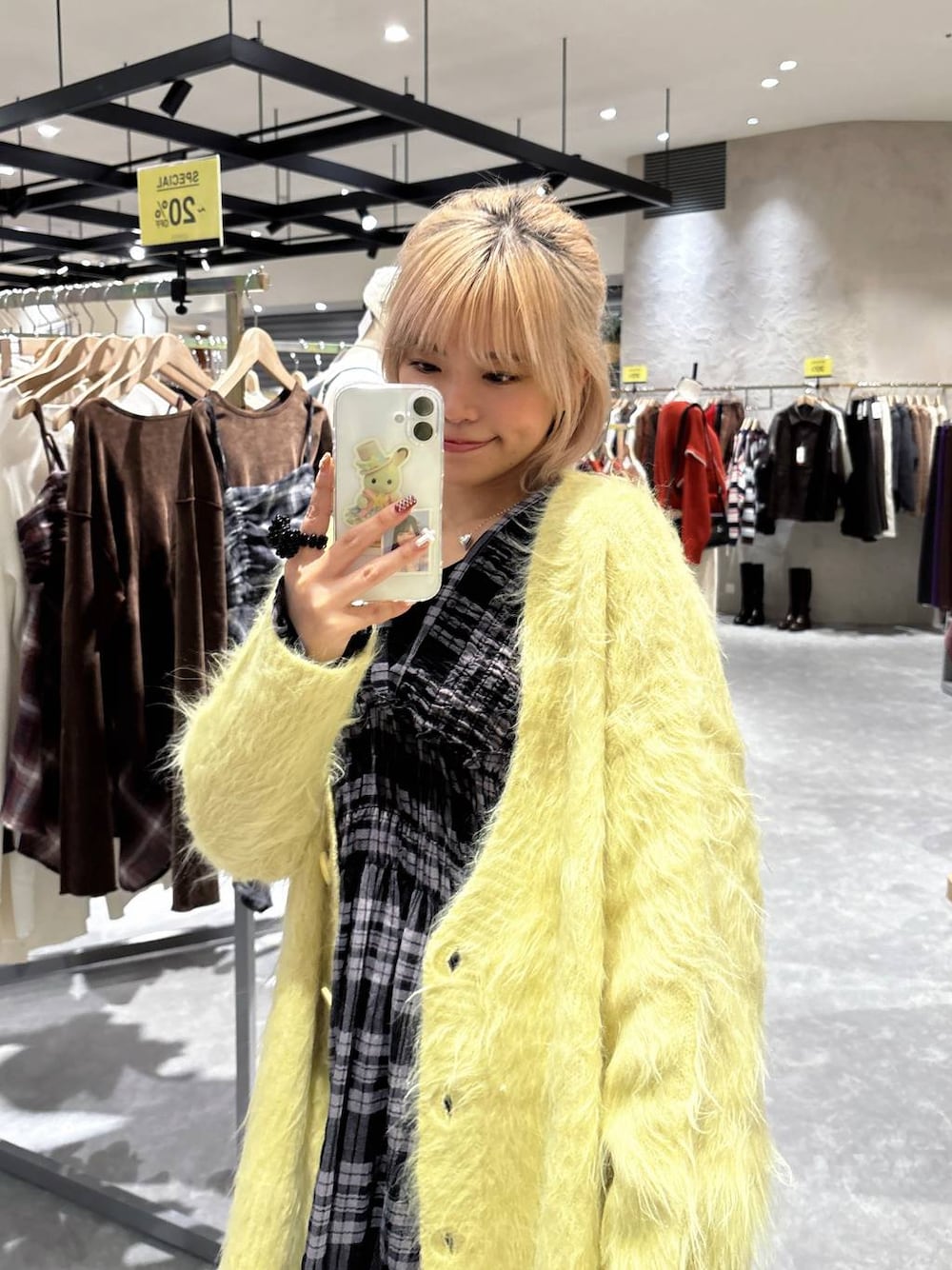 ブラック系のタンクトップ、イエロー系のカーディガン/ボレロ、ブラック系のシャツ/ブラウスを着用したレディースの秋コーディネートの1枚目の写真