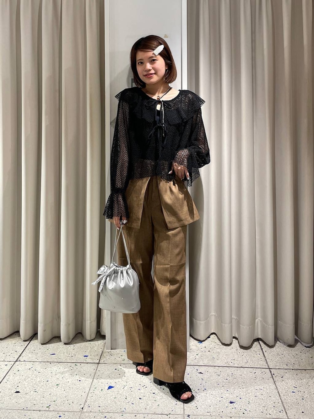 ベージュ系のその他パンツ、ブラック系のシャツ/ブラウス、ブラック系のキャミソールを着用したレディースの夏コーディネートの1枚目の写真