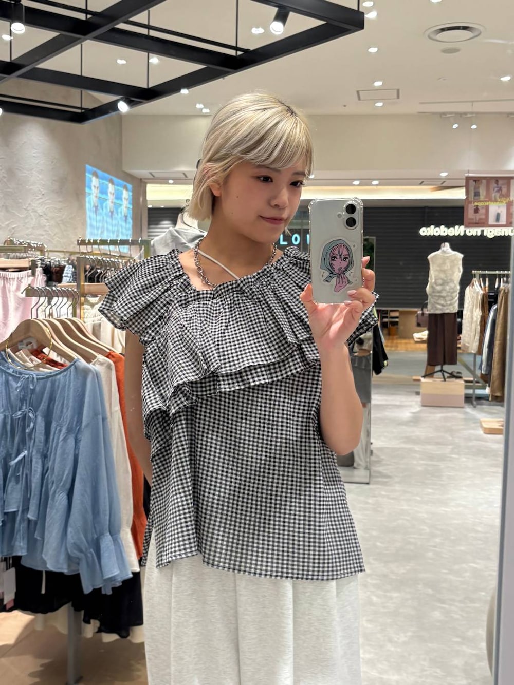 ベージュ系のキャミソール、グレー系のスウェットパンツ、その他のシャツ/ブラウスを着用したレディースの夏コーディネートの1枚目の写真