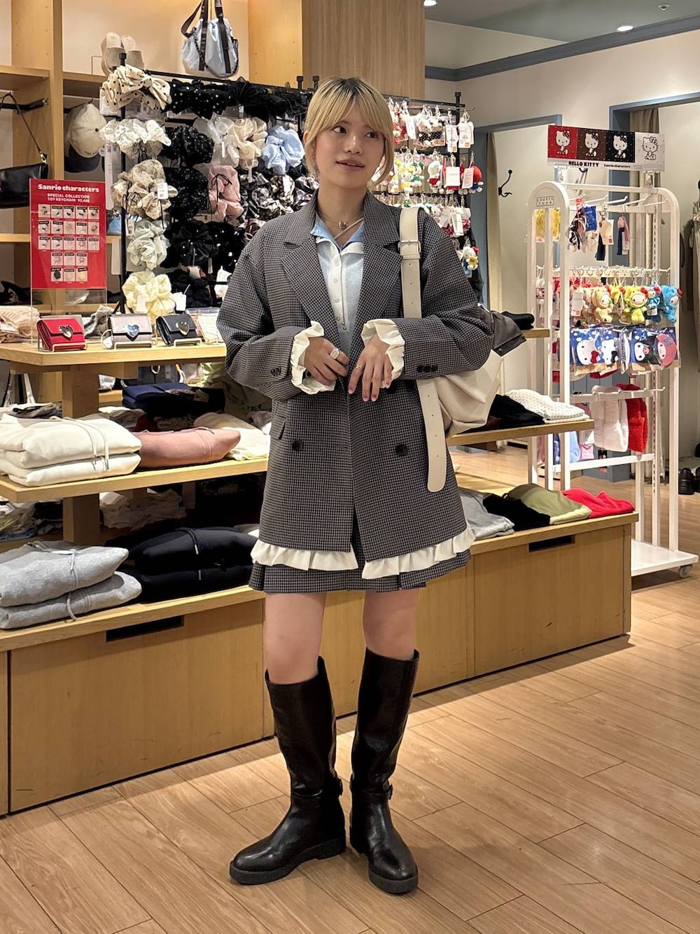 ホワイト系のTシャツ/カットソー、ブルー系のTシャツ/カットソー、グレー系のテーラードジャケットを着用したレディースの秋コーディネートの1枚目の写真