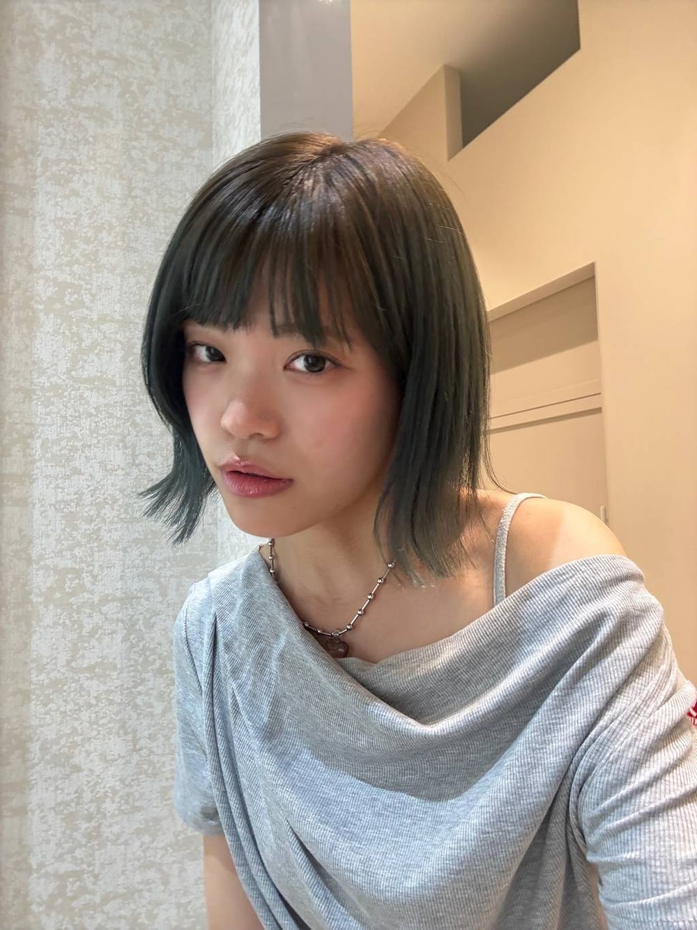 ブラウン系のローファー、グレー系のTシャツ/カットソー、ベージュ系のカーゴパンツを着用したレディースの春コーディネートの1枚目の写真
