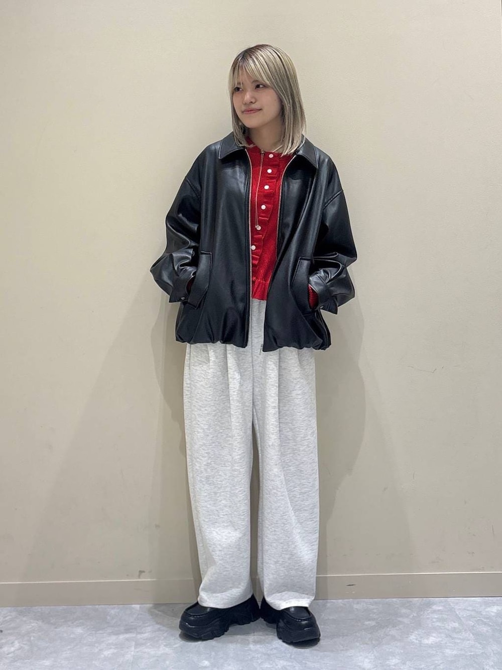 グレー系のスウェットパンツ、ホワイト系のブルゾン、ブラック系のローファーを着用したレディースの春コーディネートの1枚目の写真