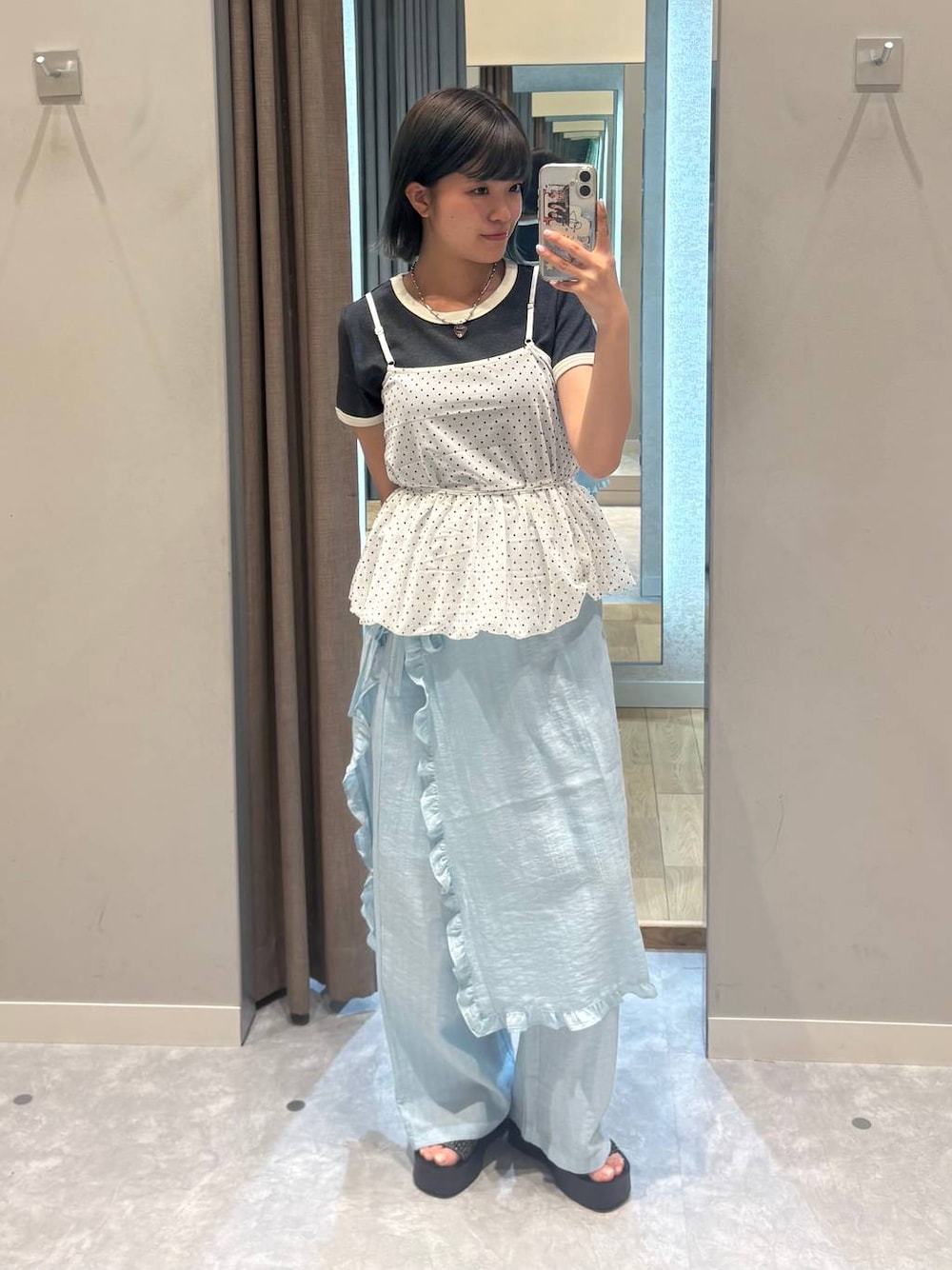 ブラック系のサンダル、グレー系のTシャツ/カットソー、ホワイト系のその他パンツを着用したレディースの春コーディネートの1枚目の写真