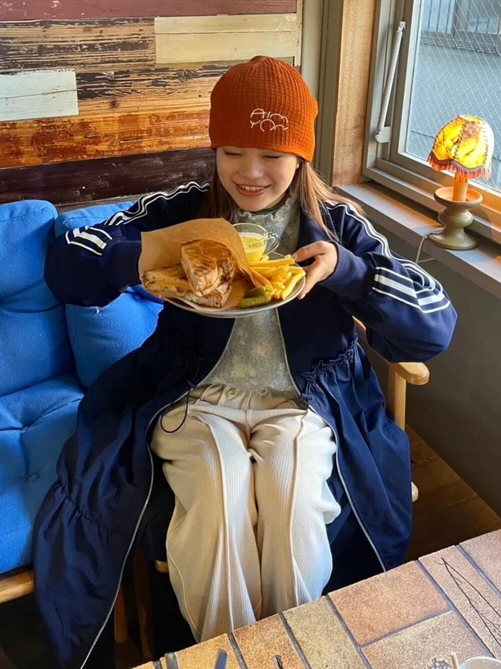 ブルー系のワンピースを着用したレディースの秋コーディネートの1枚目の写真