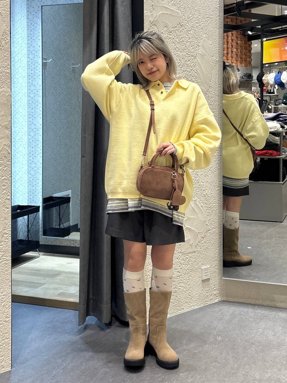 グレー系のその他パンツ、グレー系のTシャツ/カットソー、ブラウン系のボストンバッグを着用したレディースの冬コーディネートの1枚目の写真