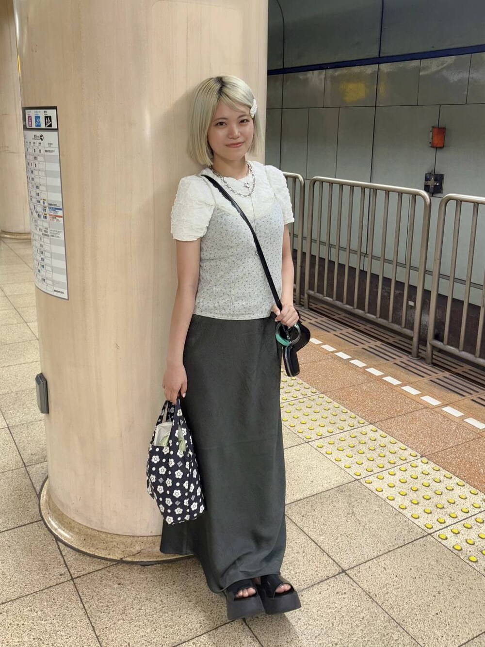 グレー系のキャミソール、ホワイト系のTシャツ/カットソー、ブラック系のショルダーバッグを着用したレディースの夏コーディネートの1枚目の写真