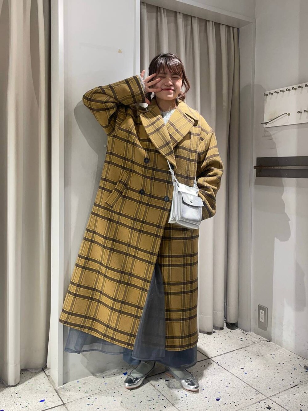 グリーン系のショルダーバッグ、グレー系のバレエシューズ、グレー系のカーディガン/ボレロを着用したレディースの冬コーディネートの1枚目の写真