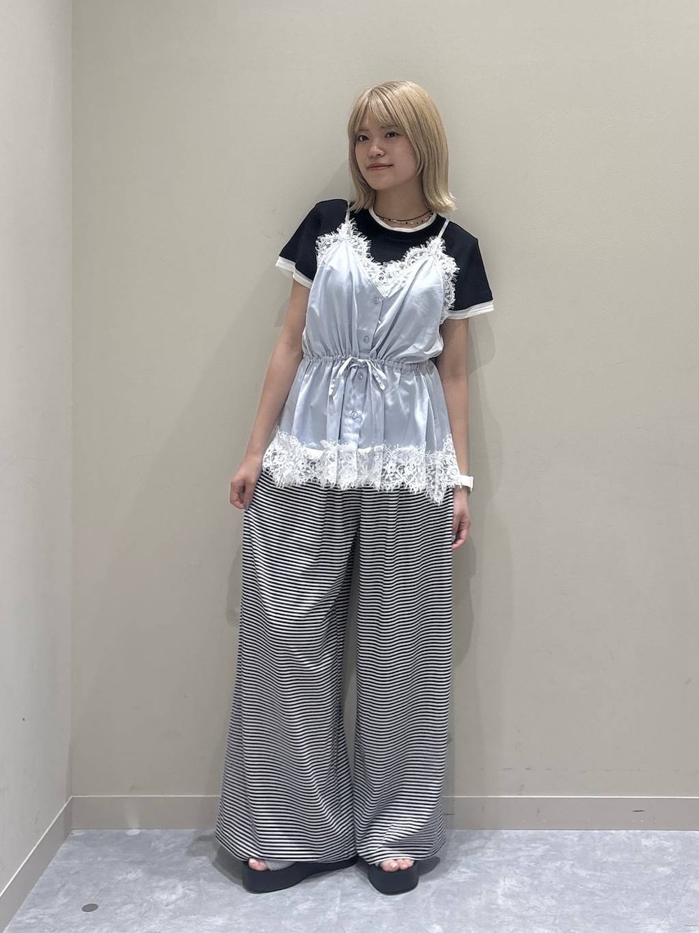 ブルー系のキャミソール、ホワイト系のその他パンツ、シルバー系のサンダルを着用したレディースの夏コーディネートの1枚目の写真