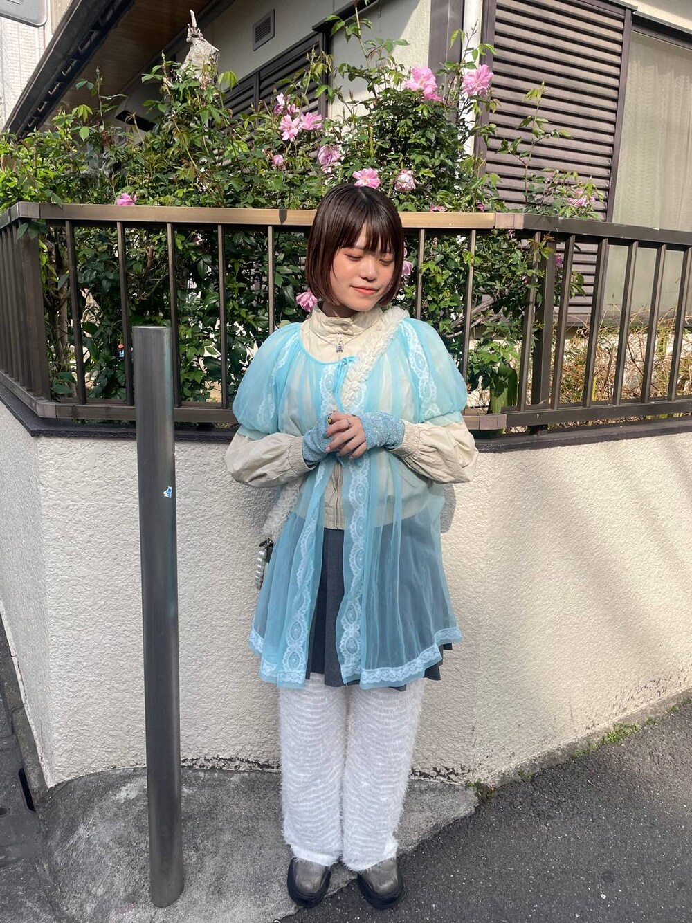 ホワイト系のその他パンツ、グレー系のスカート、シルバー系のネックレスを着用したレディースの春コーディネートの1枚目の写真