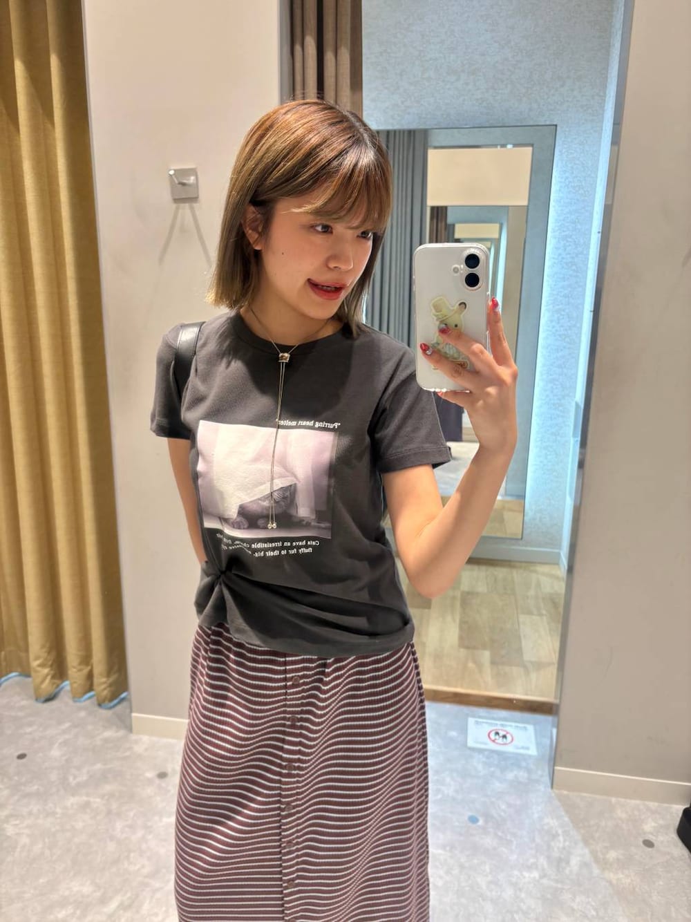 グレー系のTシャツ/カットソー、ブラック系のショルダーバッグ、ブラウン系のサンダルを着用したレディースの夏コーディネートの1枚目の写真