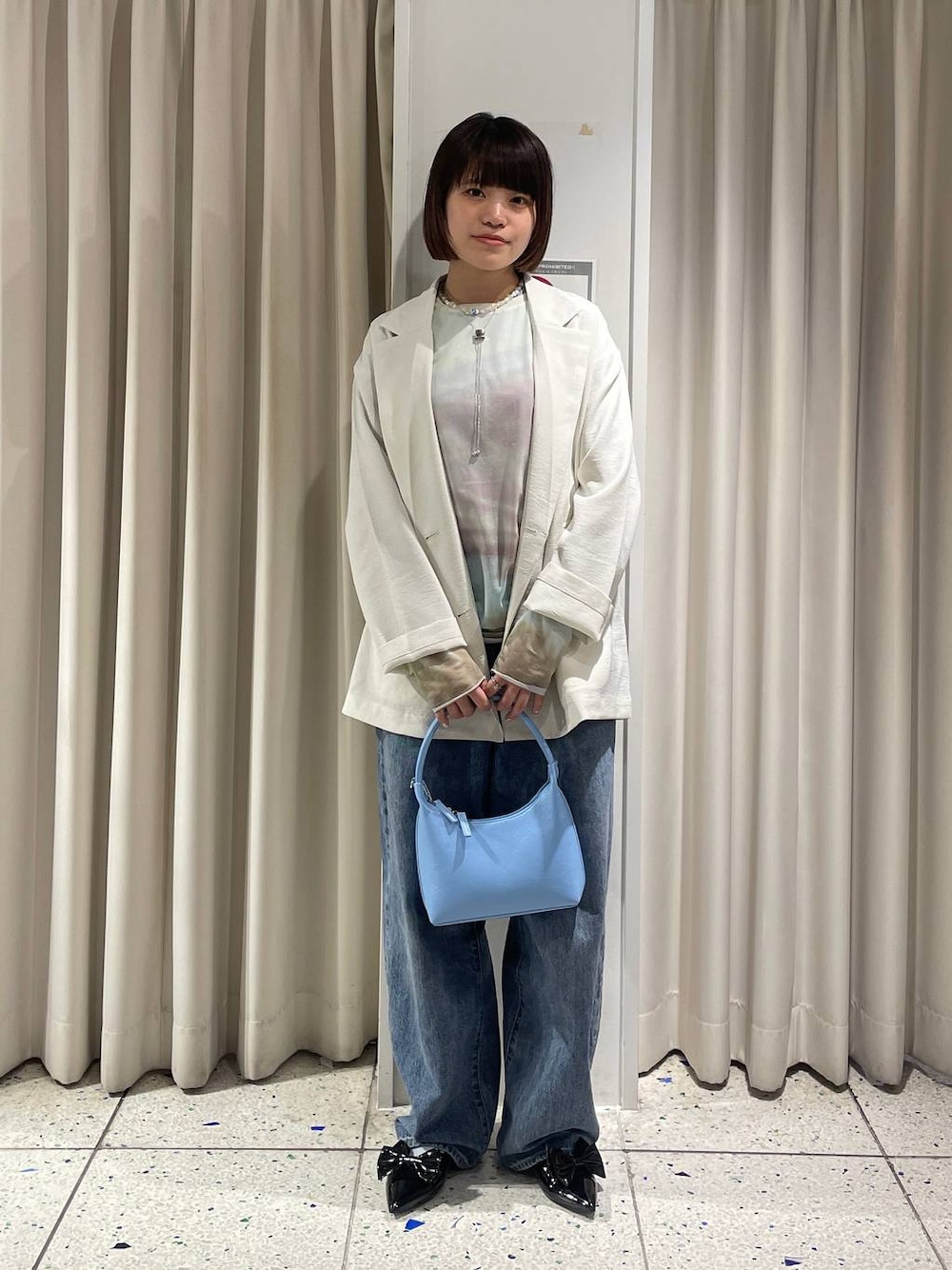 ブラック系のパンプス、その他のTシャツ/カットソー、ブルー系のデニムパンツを着用したレディースの春コーディネートの1枚目の写真