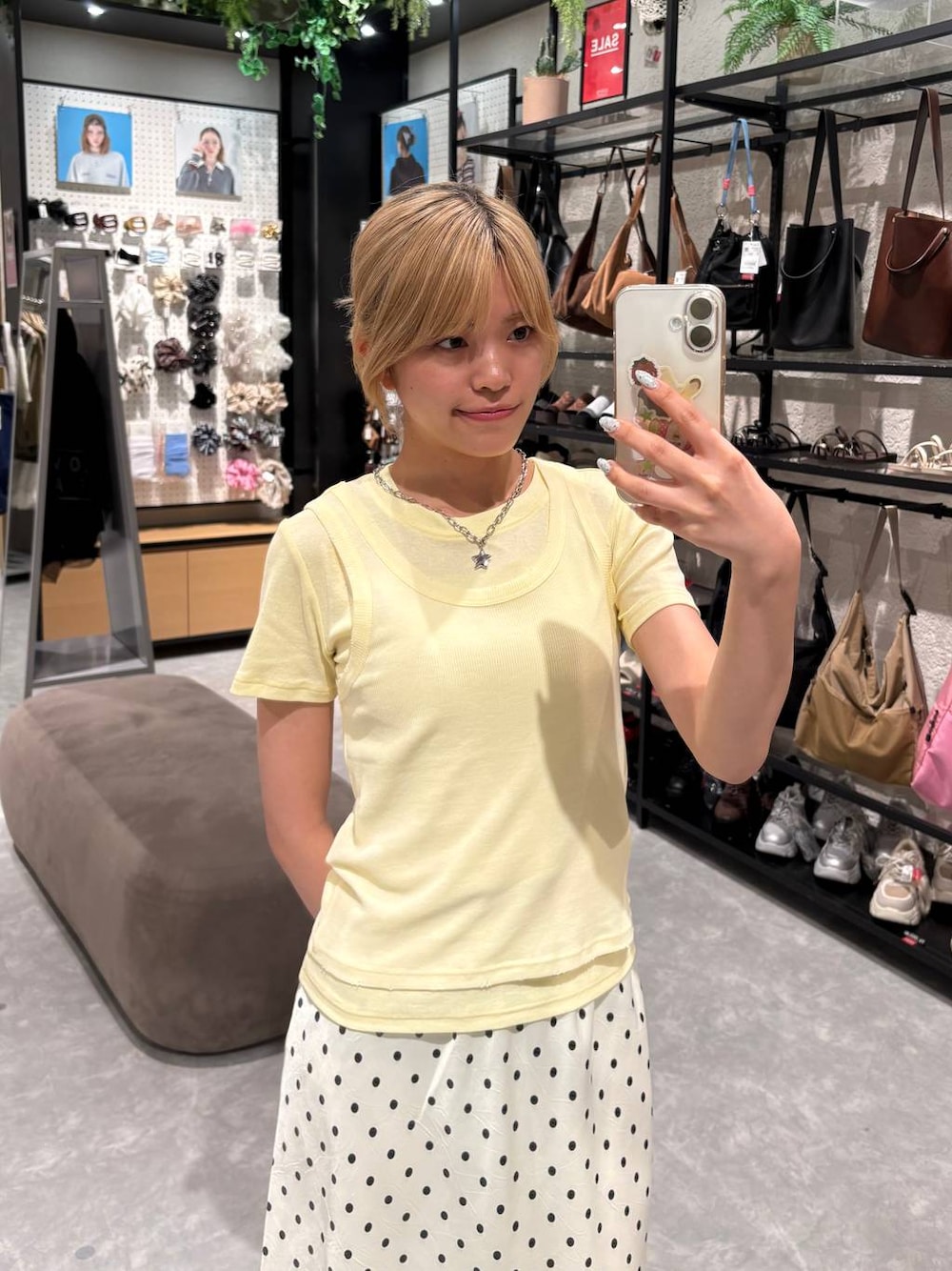 イエロー系のTシャツ/カットソー、ブラウン系のサンダル、ホワイト系のスカートを着用したレディースの夏コーディネートの1枚目の写真