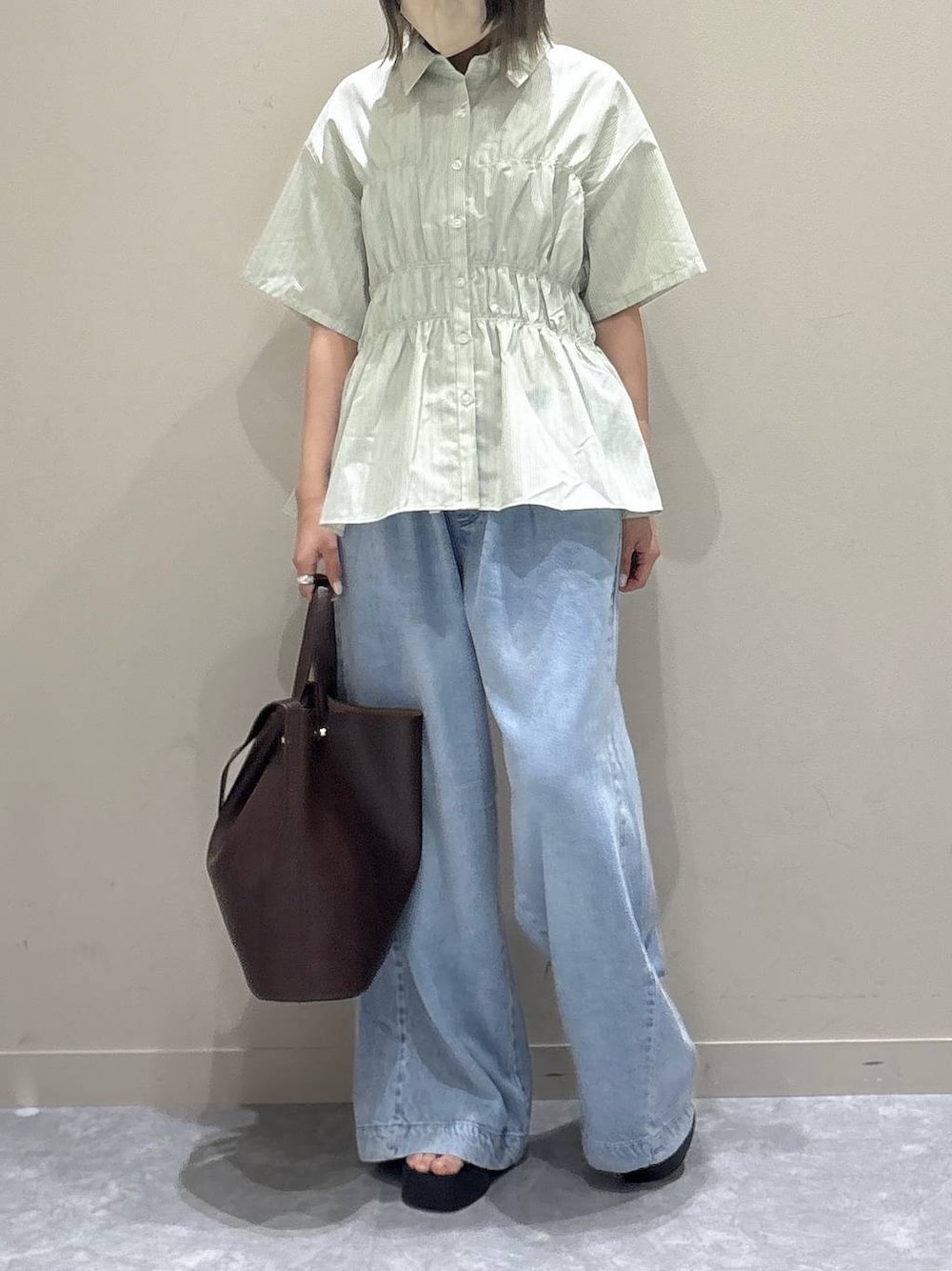 シルバー系のサンダル、ブラウン系のショルダーバッグ、グリーン系のTシャツ/カットソーを着用したレディースの春コーディネートの1枚目の写真