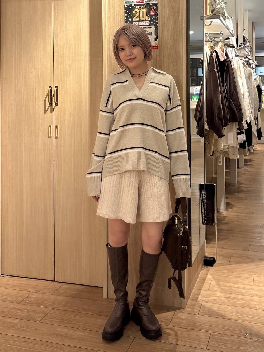 ブラウン系のハンドバッグ、ホワイト系のその他パンツ、ブラウン系のブーツを着用したレディースの秋コーディネートの1枚目の写真