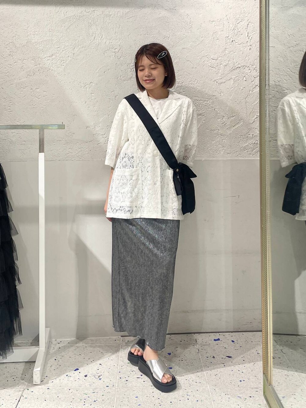 ホワイト系のシャツ/ブラウス、ホワイト系のショルダーバッグ、シルバー系のサンダルを着用したレディースの夏コーディネートの1枚目の写真