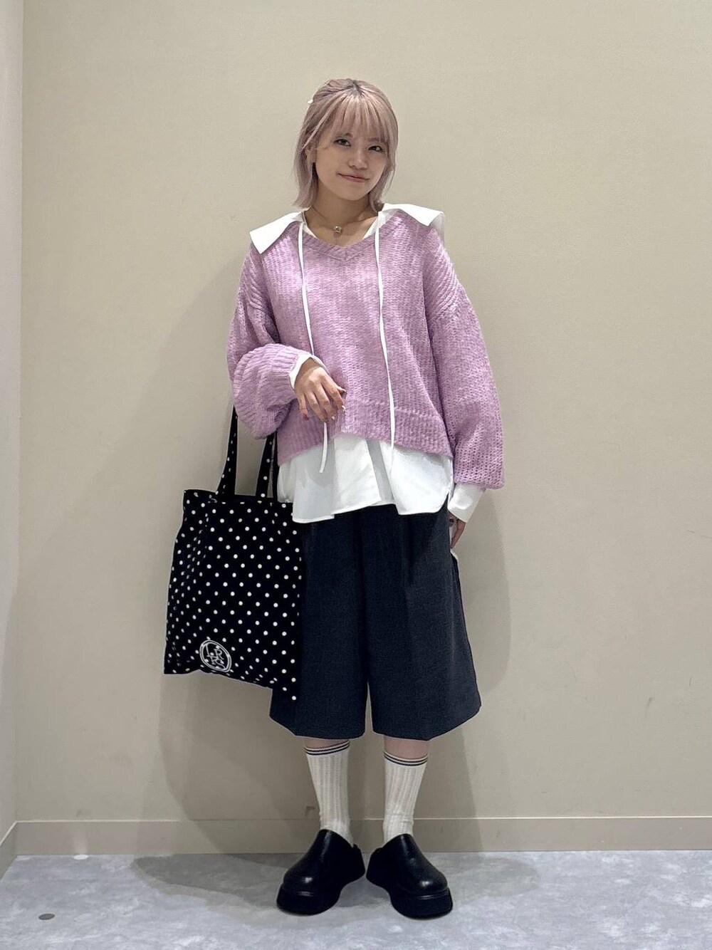 その他のトートバッグ、グレー系のその他パンツ、ブラック系のサンダルを着用したレディースの秋コーディネートの1枚目の写真