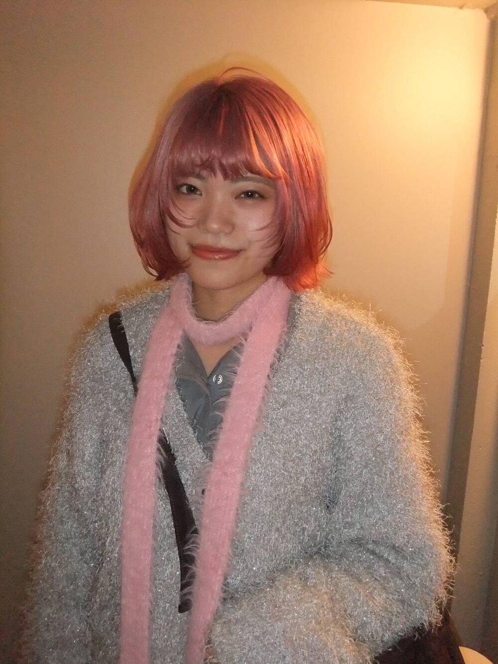 グレー系のカーディガン/ボレロを着用したレディースの冬コーディネートの1枚目の写真
