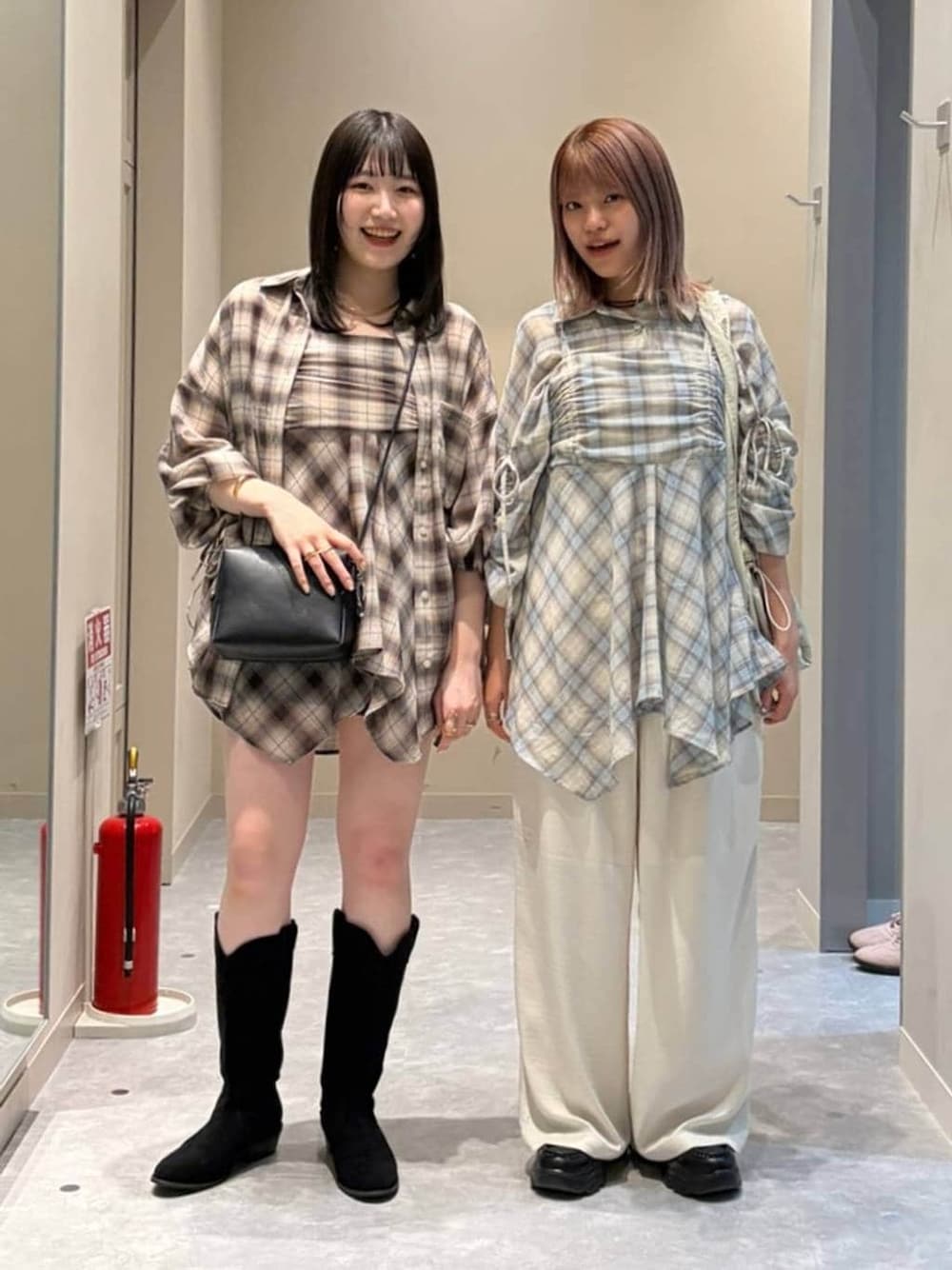 ブラック系のブーツ、ブラック系のローファー、ホワイト系のその他パンツを着用したレディースの春コーディネートの1枚目の写真