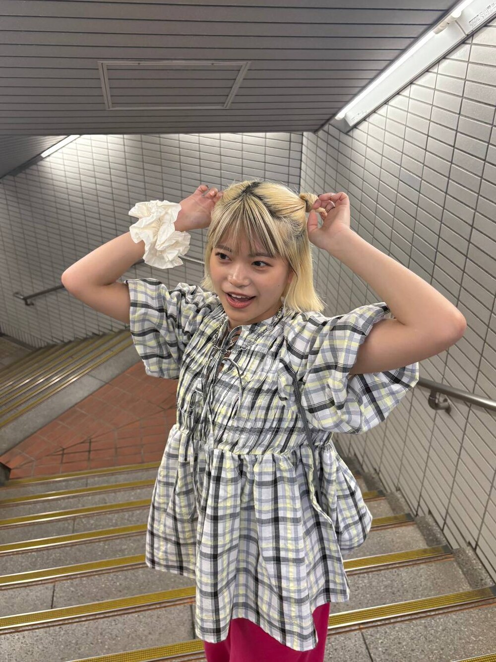 ホワイト系のシャツ/ブラウス、グレー系のバックパック/リュック、ホワイト系のヘアゴムを着用したレディースの春コーディネートの1枚目の写真