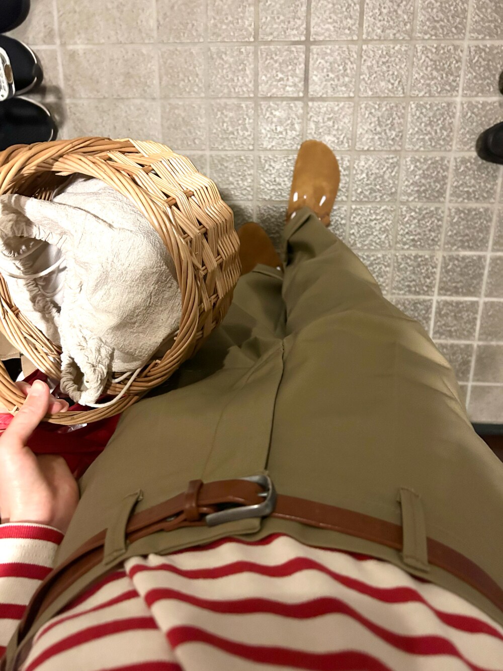 「shinzone、orcival、birkenstock、かごバッグ」｜「THE SHINZONEの[THE SHINZONE/ザ シンゾーン] センタープレス ハイウエストチノパンツ（チノパンツ、ベージュ系）」を使った、チさん（レディース・154cm）の春コーディネートの1枚目の写真