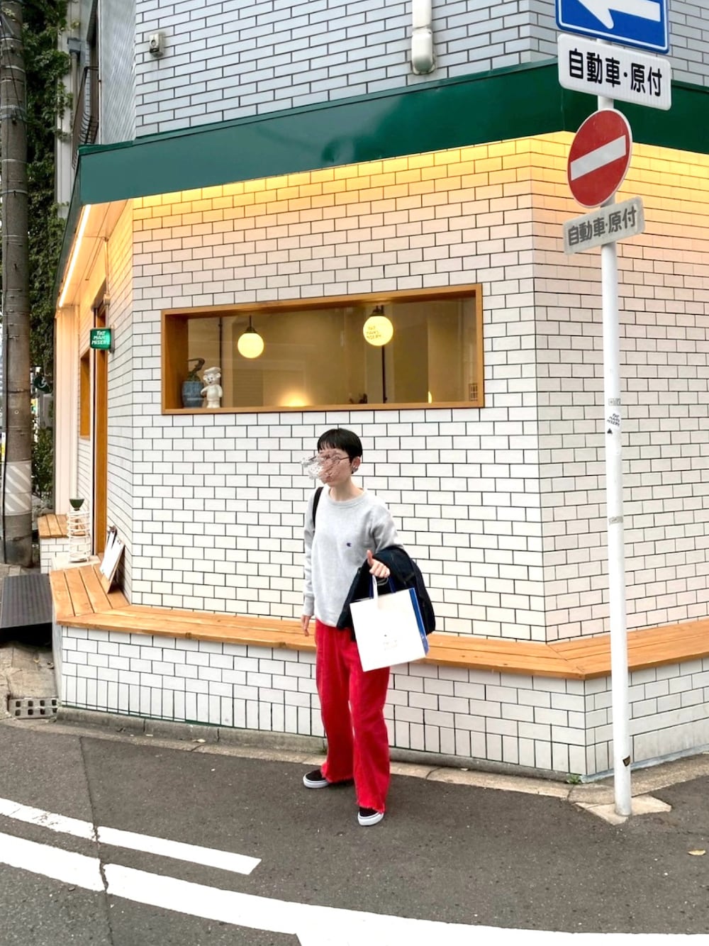 「Champion、Green Parks、VANS、Gregory」｜「Green　Parksの裾ほつれカラーツイルパンツ＊（その他パンツ、レッド系）」を使った、チさん（レディース・153cm）の春コーディネートの1枚目の写真