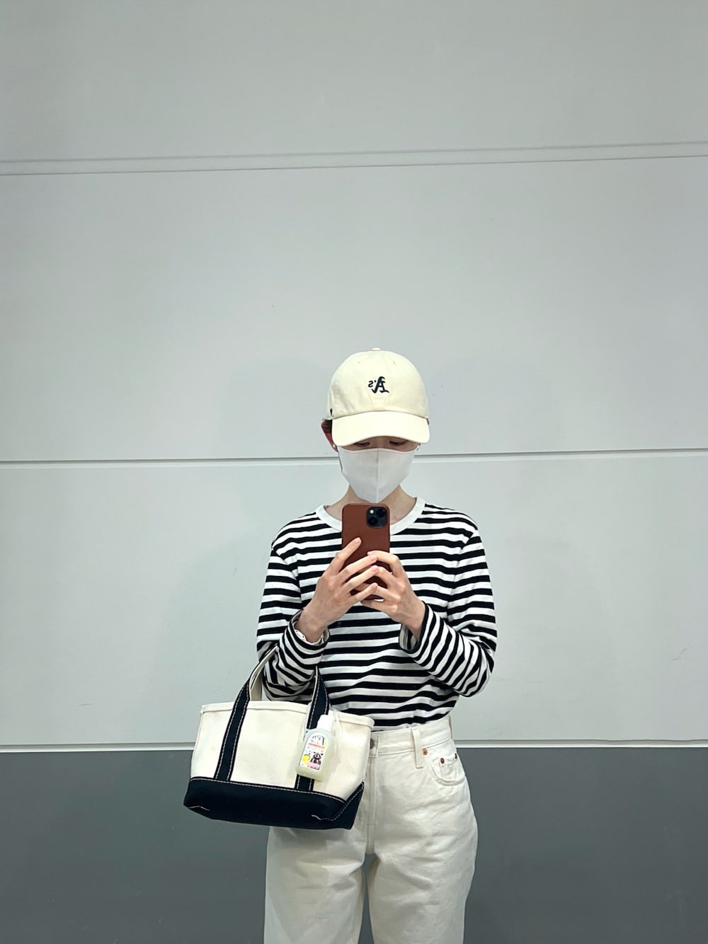 「モノトーン、agnes b.、LL.Bean、Levi's、ボーダーTシャツ、白デニム」｜「L.L.Beanのボート・アンド・トート・バッグ、ミニ（トートバッグ、ブラック系）」を使った、チさん（レディース・154cm）の夏コーディネートの1枚目の写真