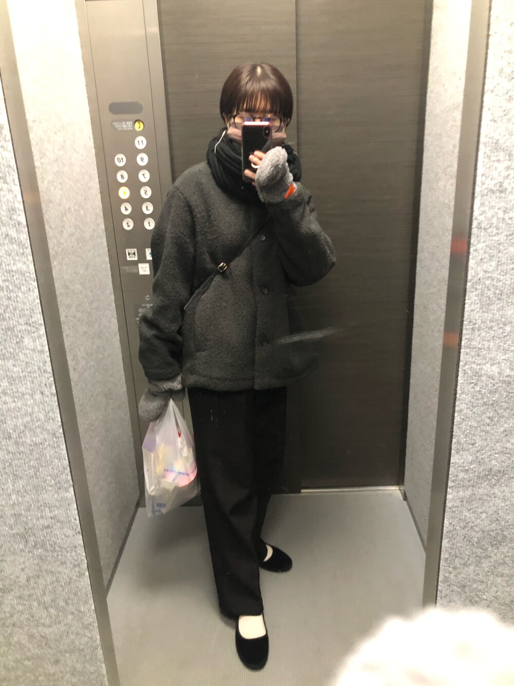 「URBAN RESEARCHのアイテム（パンツ、ブラック系）」を使った、pipiさん（レディース・155cm）の冬コーディネートの1枚目の写真