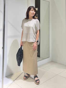 「UNTITLED（アンタイトル）の【アンサンブル可/品のある透け感】Tシャツ風ニットトップス（ニット/セーター、ベージュ系）」を使った、wostomoさん（レディース）の夏コーディネート