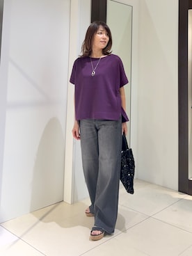 「UNTITLED（アンタイトル）の【アンサンブル可/品のある透け感】Tシャツ風ニットトップス（ニット/セーター、パープル系）」を使った、wostomoさん（レディース）の夏コーディネート