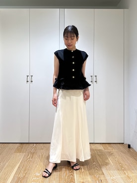 「NATURAL BEAUTY BASIC（ナチュラルビューティーベーシック）のフリルドッキングニットジレ（ベスト、ブラック系）」を使った、kannaさん（レディース・157cm）の夏コーディネート