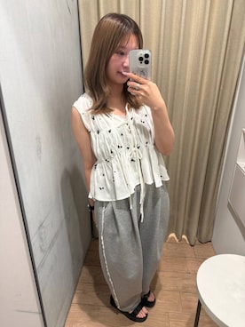 「LOWRYS FARM（ローリーズファーム）のカットイージーコクーンパンツ　292362（スウェットパンツ、グレー系）」を使った、華笑さんの夏コーディネート
