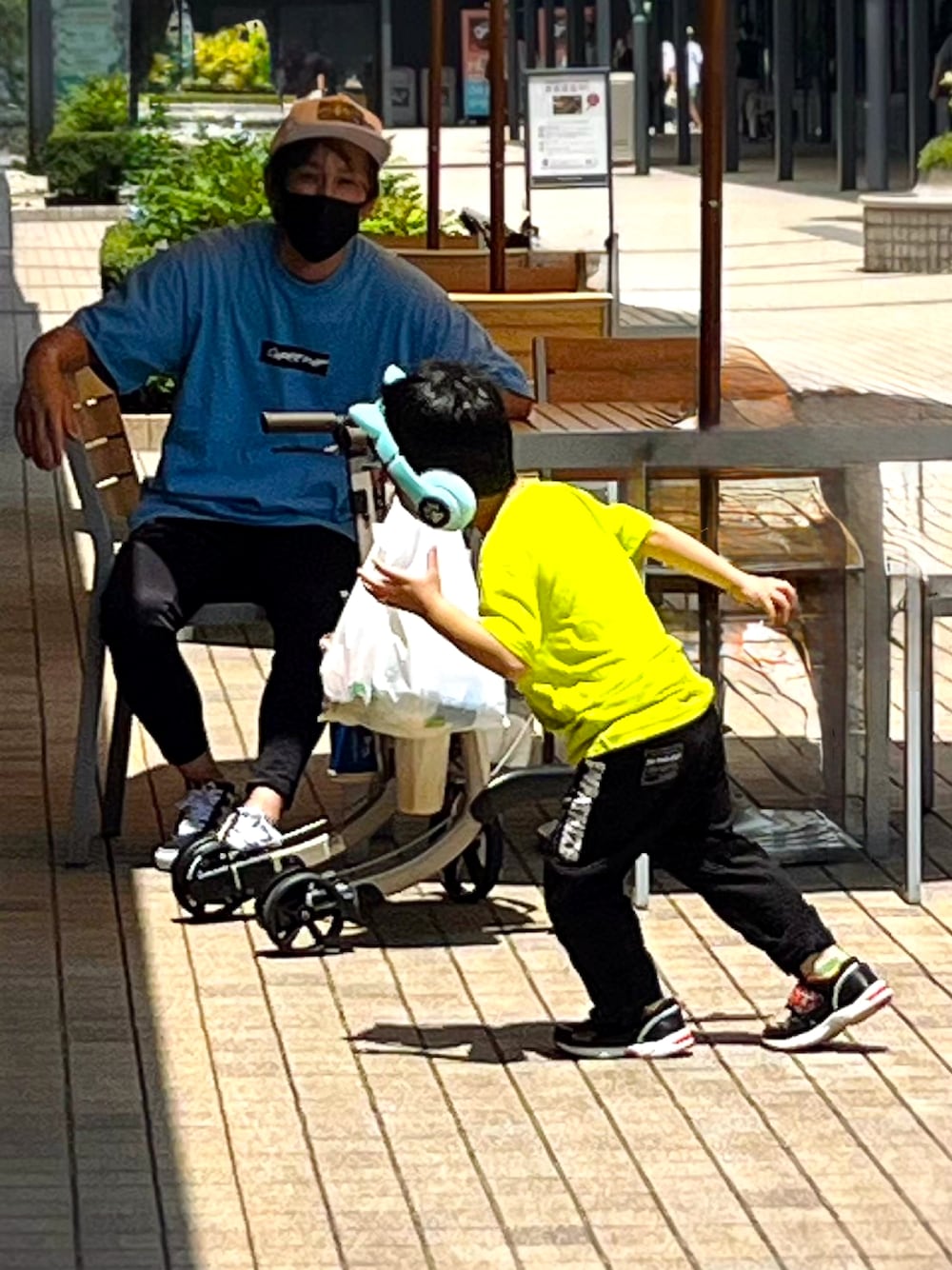 ブラック系のその他パンツ、ブルー系のTシャツ/カットソー、その他のスニーカーを着用したメンズの春コーディネートの1枚目の写真