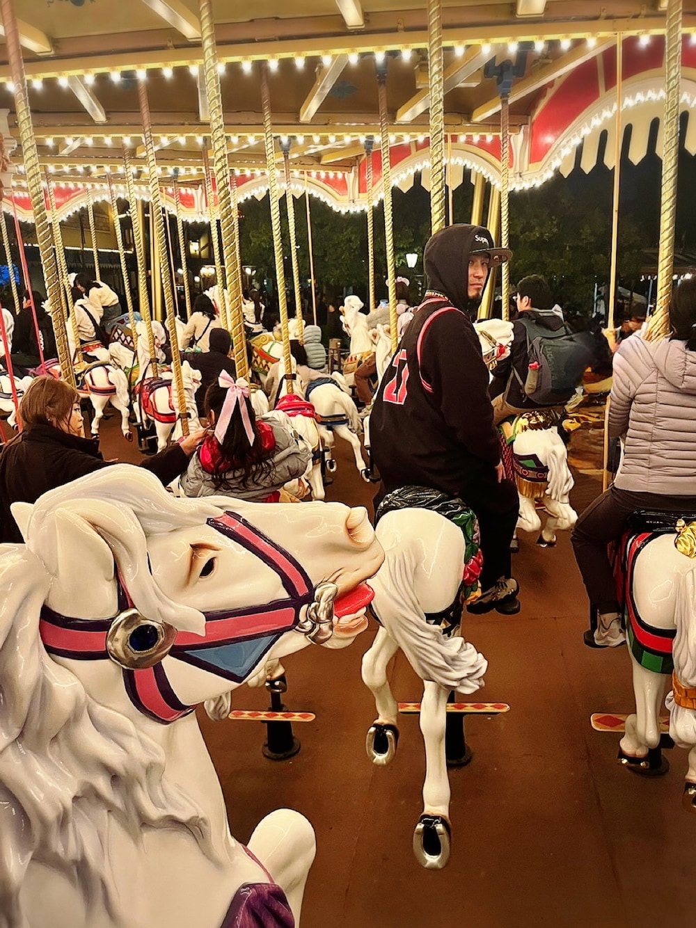 ブラック系のパーカー、ブラック系のスウェットパンツ、その他のスニーカーを着用したメンズの春コーディネートの1枚目の写真