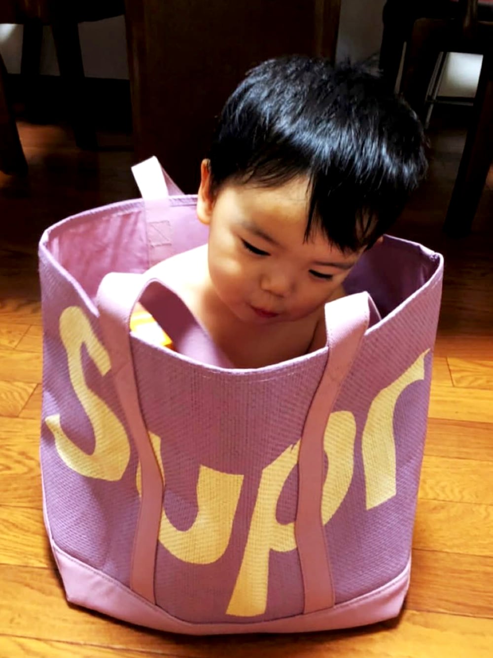 パープル系のトートバッグを着用したメンズの夏コーディネートの1枚目の写真