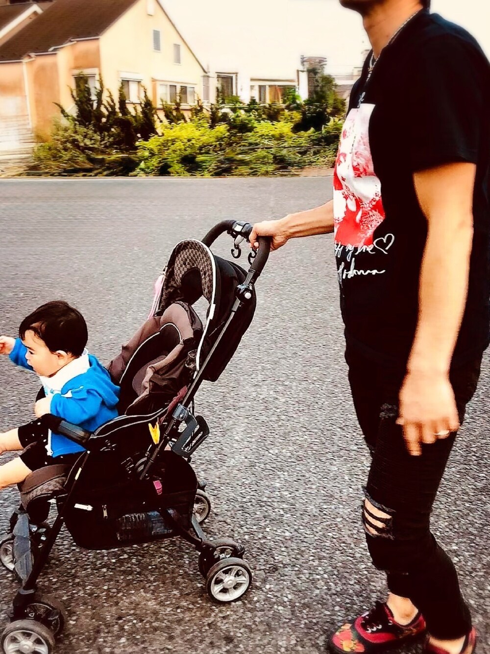 その他のTシャツ/カットソー、ブラック系のその他パンツ、レッド系のスニーカーを着用したメンズの春コーディネートの1枚目の写真