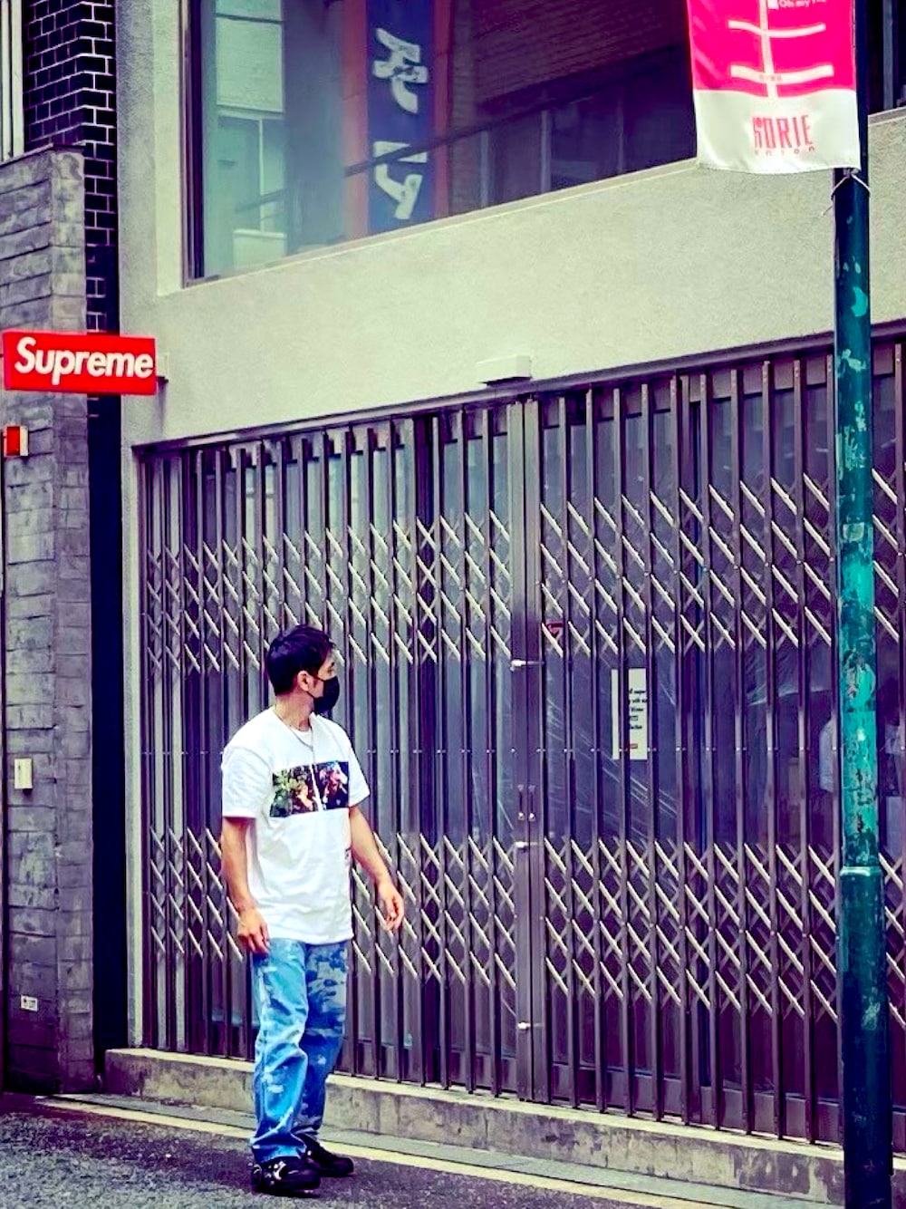 ホワイト系のTシャツ/カットソー、ホワイト系のTシャツ/カットソー、ブルー系のデニムパンツを着用したメンズの春コーディネートの1枚目の写真