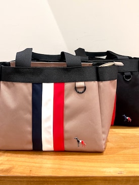 「adabat（アダバット）の【新レーベル ADABAT NAVY】サンデーズトリコロールカートバッグ（トートバッグ、ブラック系）」を使った、こまさん（レディース・165cm）の春コーディネート