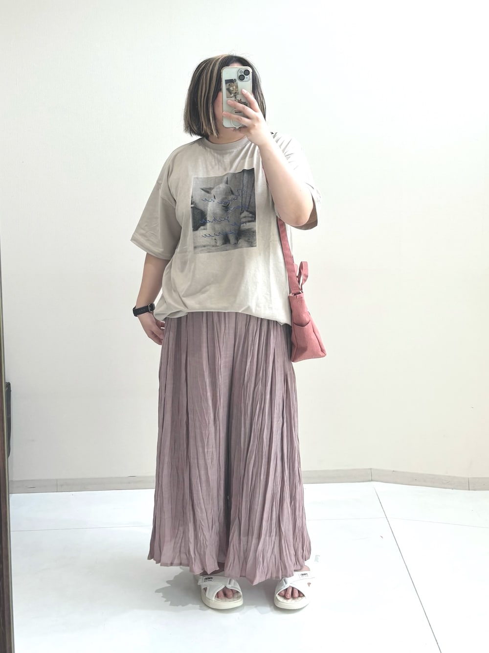 ブルー系のパンツ、ホワイト系のサンダル、シルバー系のTシャツ/カットソーを着用したレディースの夏コーディネートの1枚目の写真