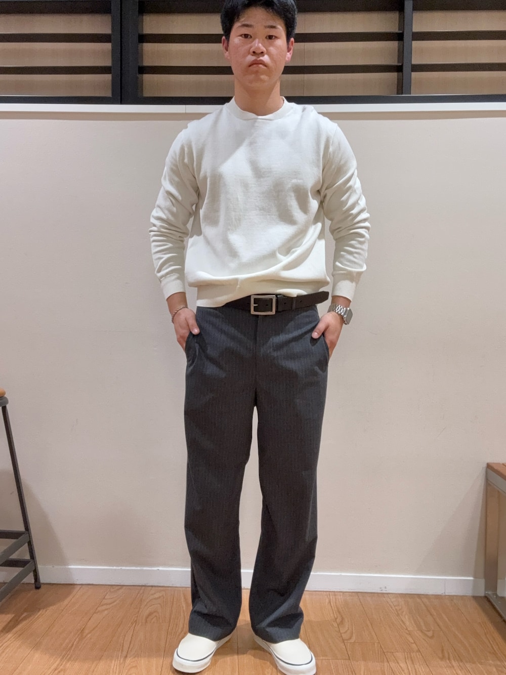 グレー系のその他パンツ、ホワイト系のスリッポン、ホワイト系のニット/セーターを着用したメンズの春コーディネートの1枚目の写真