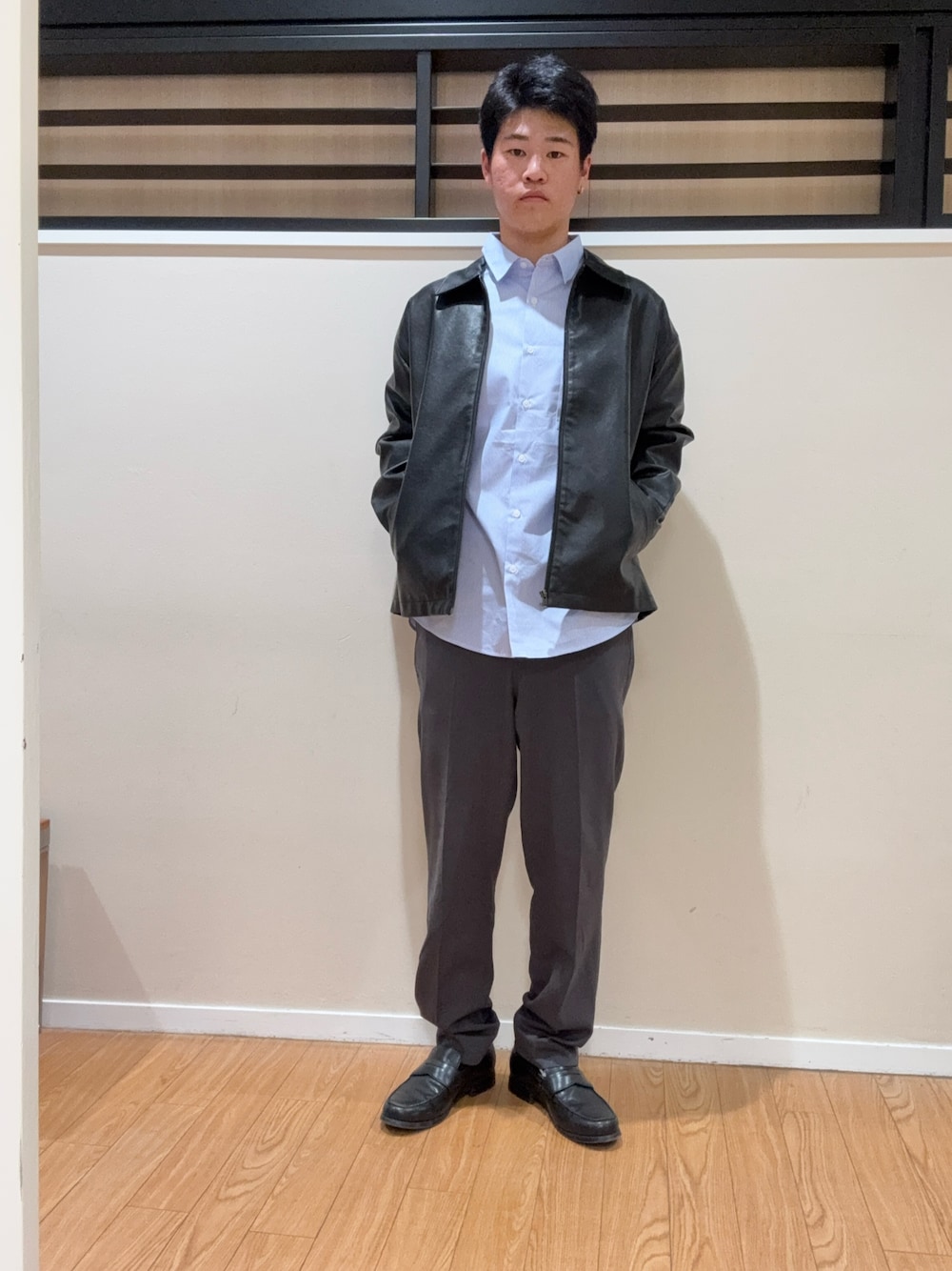 ブラック系のブルゾン、グレー系のその他パンツ、ブルー系のシャツ/ブラウスを着用したメンズの春コーディネートの1枚目の写真