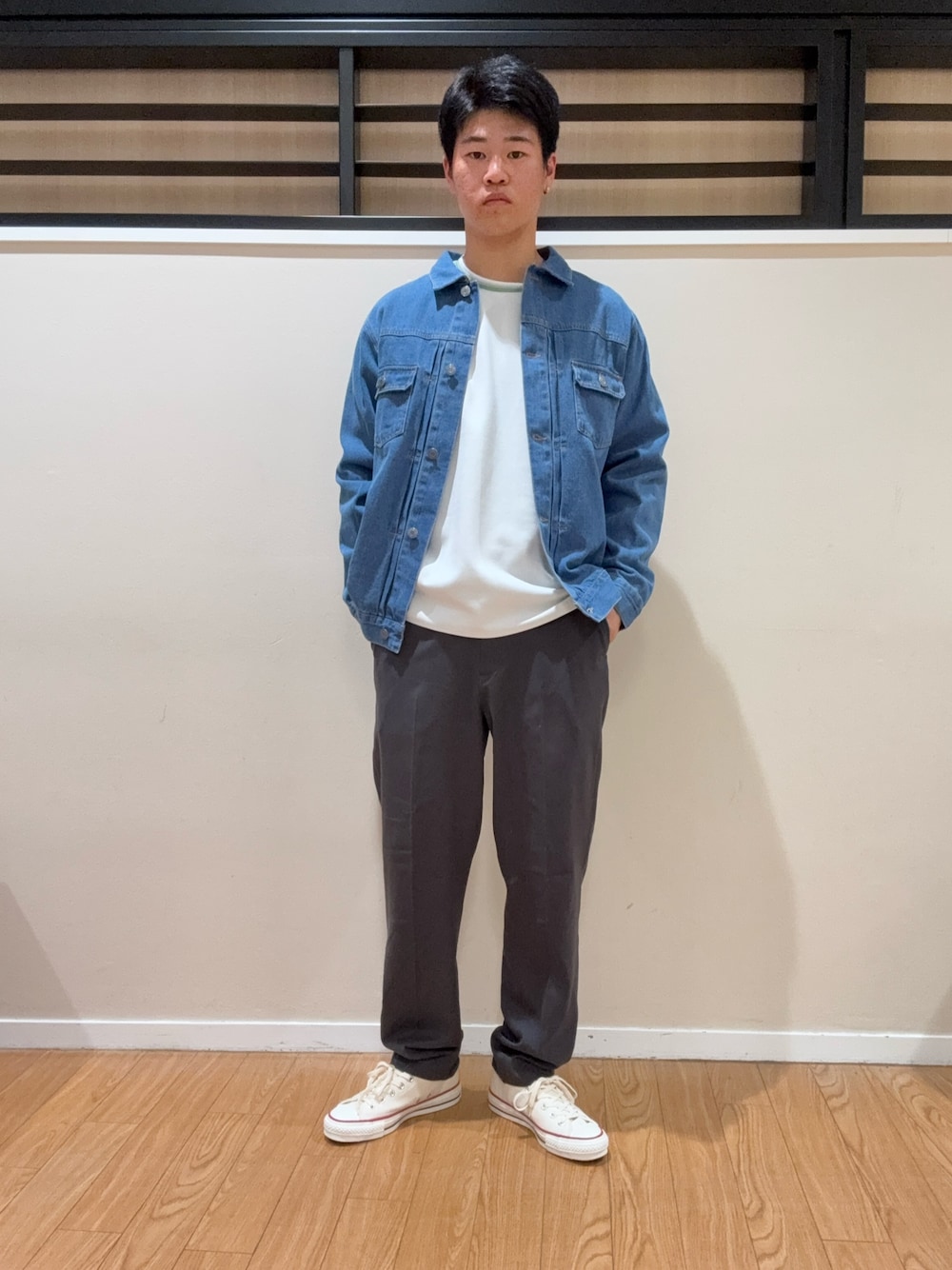 ブルー系のデニムジャケット、ホワイト系のTシャツ/カットソー、グレー系のその他パンツを着用したメンズの春コーディネートの1枚目の写真