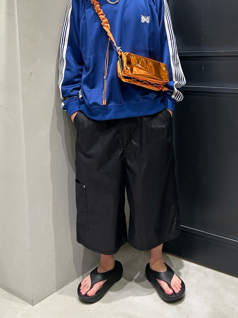 ブラック系のその他パンツ、ブラック系のサンダルを着用したメンズの夏コーディネートの1枚目の写真
