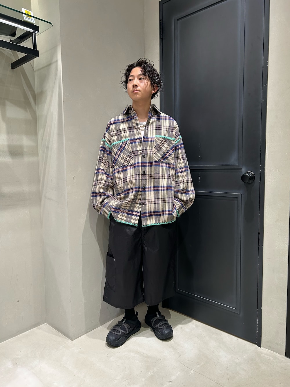 ブラック系のその他パンツ、ブラック系のサンダルを着用したメンズの夏コーディネートの1枚目の写真